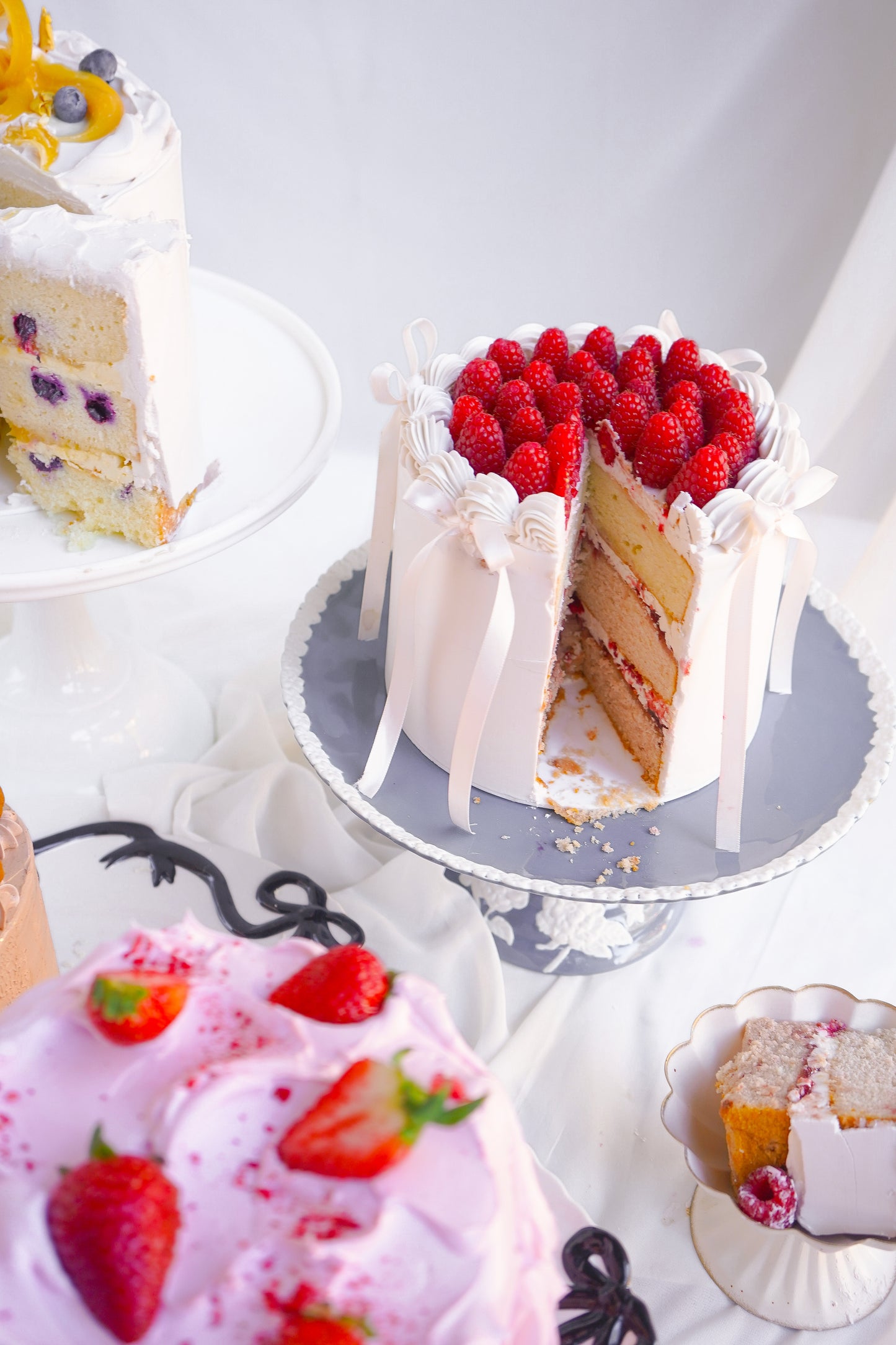 RASPBERRY WHITE CHOCOLATE CAKE