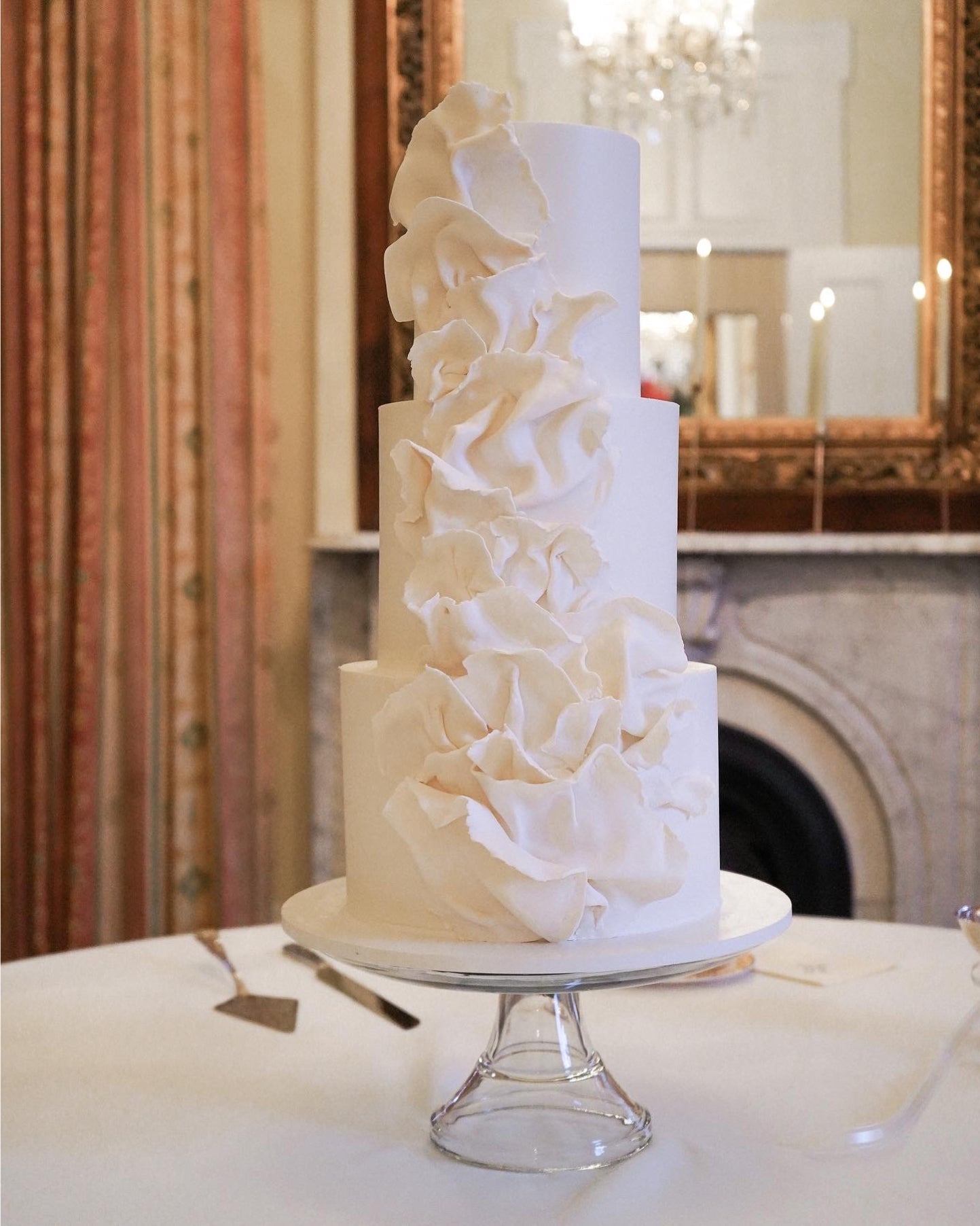 Major Moves: 12 Gorgeous Wedding Cakes with Movement | Gorgeous wedding cake,  Green wedding cake, Modern wedding cake